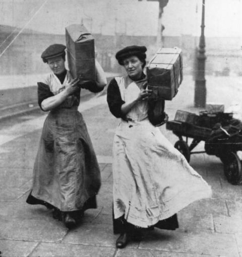 <p>1915年，擔任搬運工人的女性。</p>