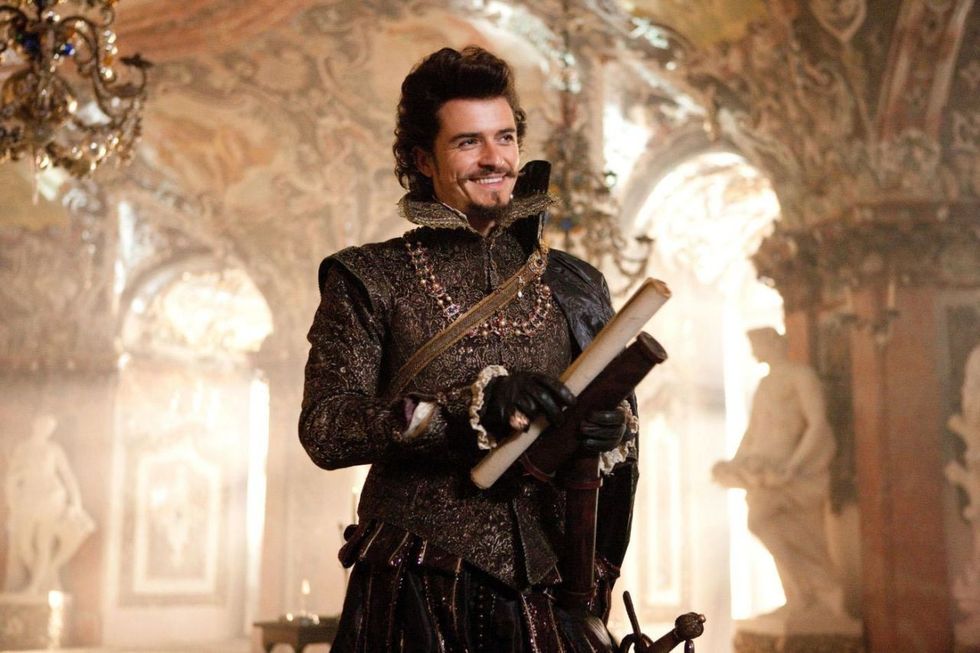 <p><span>原著為大仲馬《三劍客》的改編電影，Orlando Bloom飾演老奸巨猾的白金漢公爵，17世紀的古典髮型，加上兩撇八字鬍為造型畫龍點睛，華麗多變的宮廷服裝，！</span><br></p>