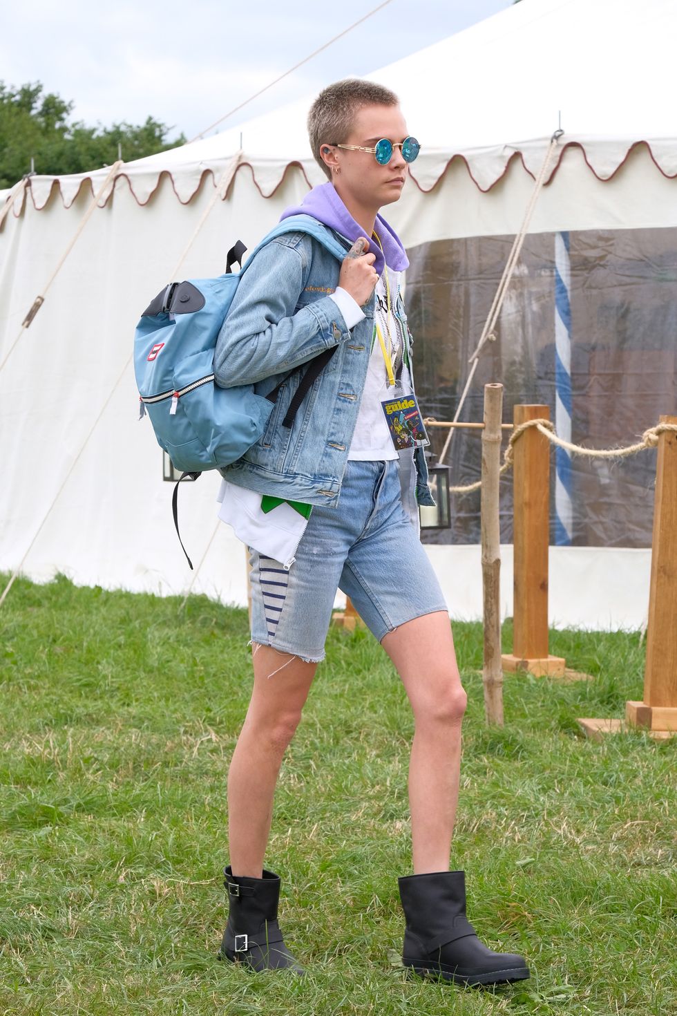 <p><strong data-redactor-tag="strong" data-verified="redactor">台上台下星光熠熠</strong></p><p>在時晴時雨的季節裡，農場裡時常泥濘不堪的場地，反而成為Glastonbury的招牌標記。名模歌手們前來響應音樂時，草地上的時尚穿搭，常成為眾人們目光焦點，無論是Kate Moss的短褲搭配hunter踩在泥濘中的步伐，或是Cara Delvingne的牛仔小男孩時尚，都成為Glastonbury中的經典影像。<span class="redactor-invisible-space" data-verified="redactor" data-redactor-tag="span" data-redactor-class="redactor-invisible-space"></span></p>