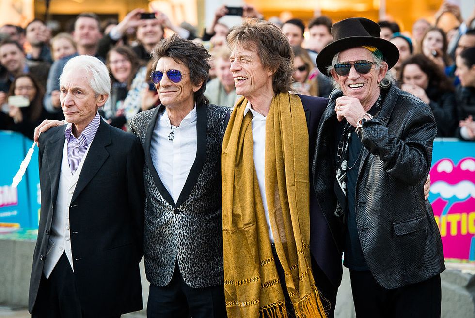 <p><span>作為英國搖滾精神指標─滾石樂團的創始團員之一，Mick Jagger自1962年擔任樂團主唱以來，便不斷耕耘與創作逾半世紀，他對搖滾樂貢獻之卓越，令紅透半邊天的新生代樂團魔力紅</span><span>Maroon 5，為他譜寫一曲《Moves like Jagger》向他致敬，足見他在當代樂壇地位。而詞曲中輕快帶著雅痞的風格，正是Mick Jagger的性格寫照。</span></p>  <p>憑著獨特嗓音及曲風，Mick Jagger將滾石從駐唱樂團一路帶向世界之巔，職業生涯橫跨50年，被稱作「搖滾史上最受歡迎和最有影響力的主唱之一」的他，音樂造詣有目共睹，在穿搭上更真實反應他的真我性情。</p>  <p>Mick Jagger的穿衣風格承襲了60年代藍調的不羈與隨興，並融入搖滾樂的剛毅精神，將叛逆靈魂與赤誠之心化為穿搭，展現於世人，也就是這樣的率真，讓Mick Jagger終成一代樂壇傳奇。</p>
