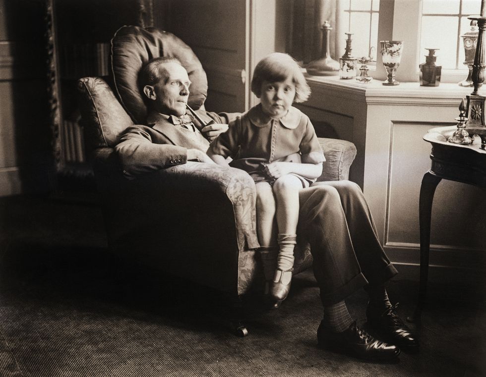 Photograph, People, Sitting, Black-and-white, Child, Monochrome, Snapshot, Room, Vintage clothing, Furniture, 