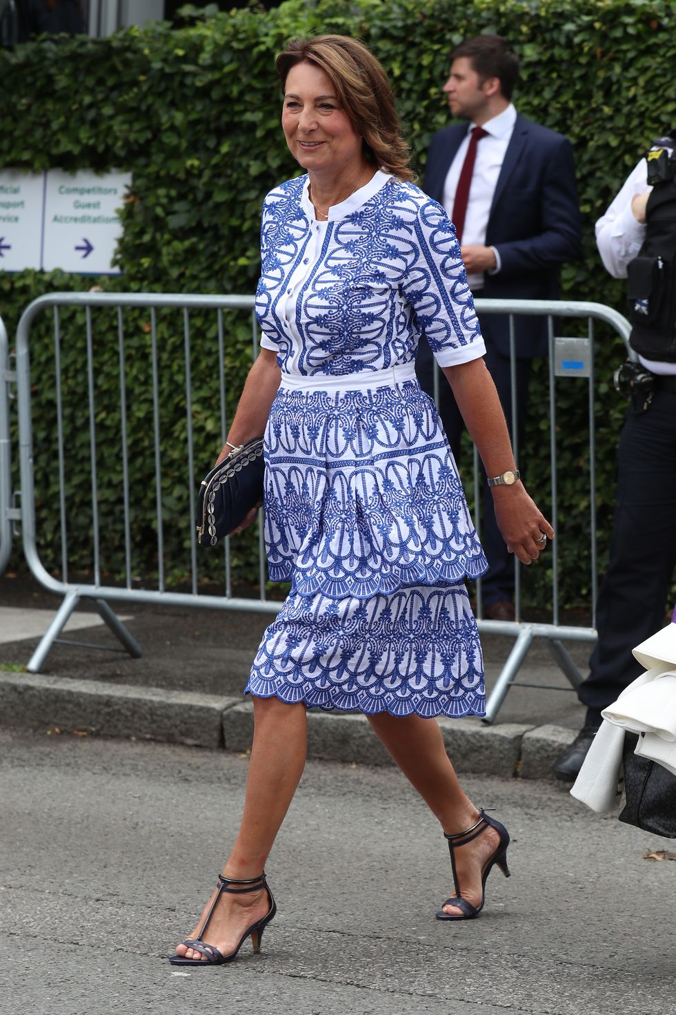 <p>不只有王妃兩姊妹，Kate王妃的母親Carole Middleton 也出席這場上流社交場合，到場支持英國球員<span class="redactor-invisible-space">的</span>她，選擇了藍色多層次連衣裙。</p>