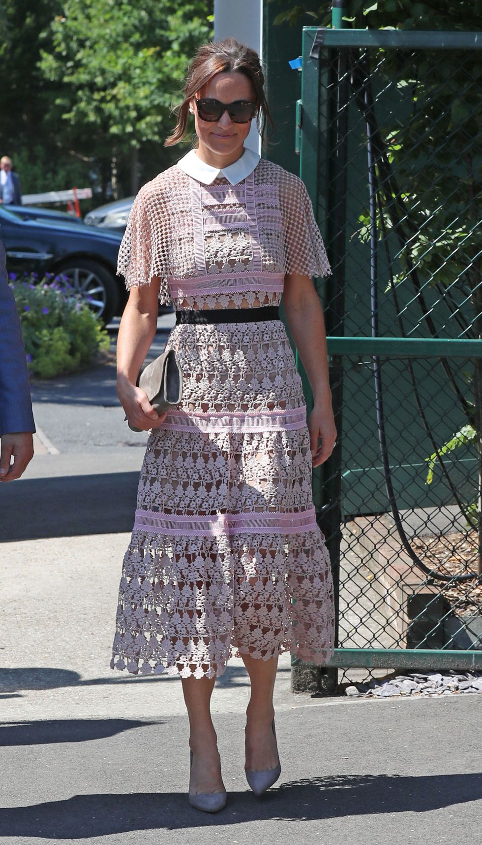 <p>Pippa Middleton以一襲Self-Portrait的淡粉色經典蕾絲洋裝出席，搭配Zanzan太陽眼鏡及灰褐色高跟鞋，時髦又端莊。</p>