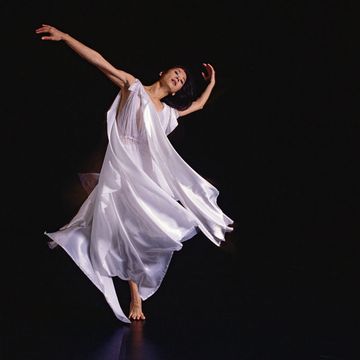 Dancer, Dance, White, Entertainment, Performing arts, Choreography, Modern dance, Concert dance, Athletic dance move, Light, 