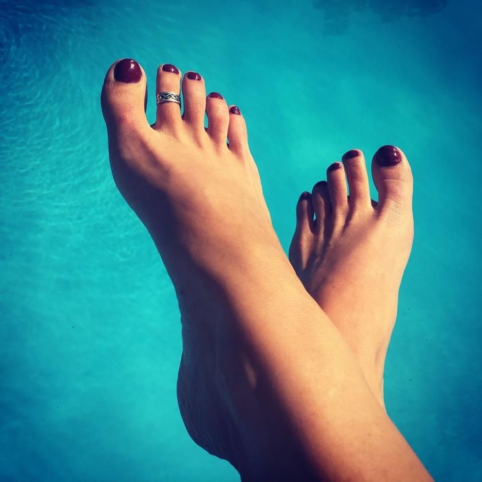Toe, Foot, Leg, Blue, Nail, Human leg, Skin, Barefoot, Turquoise, Aqua, 