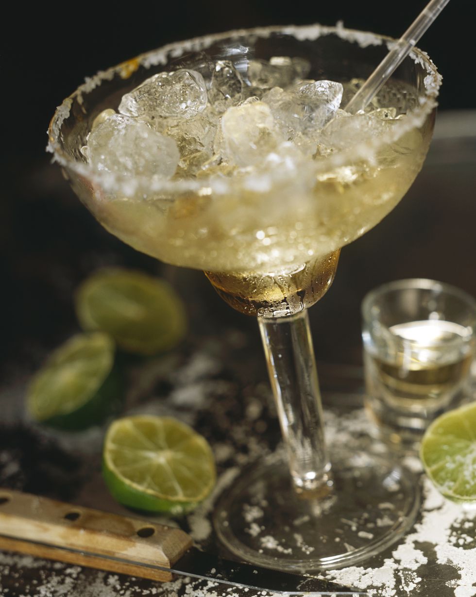 Lime, Classic cocktail, Drink, Gin and tonic, Gimlet, Alcoholic beverage, Cocktail, Margarita, Distilled beverage, Key lime, 