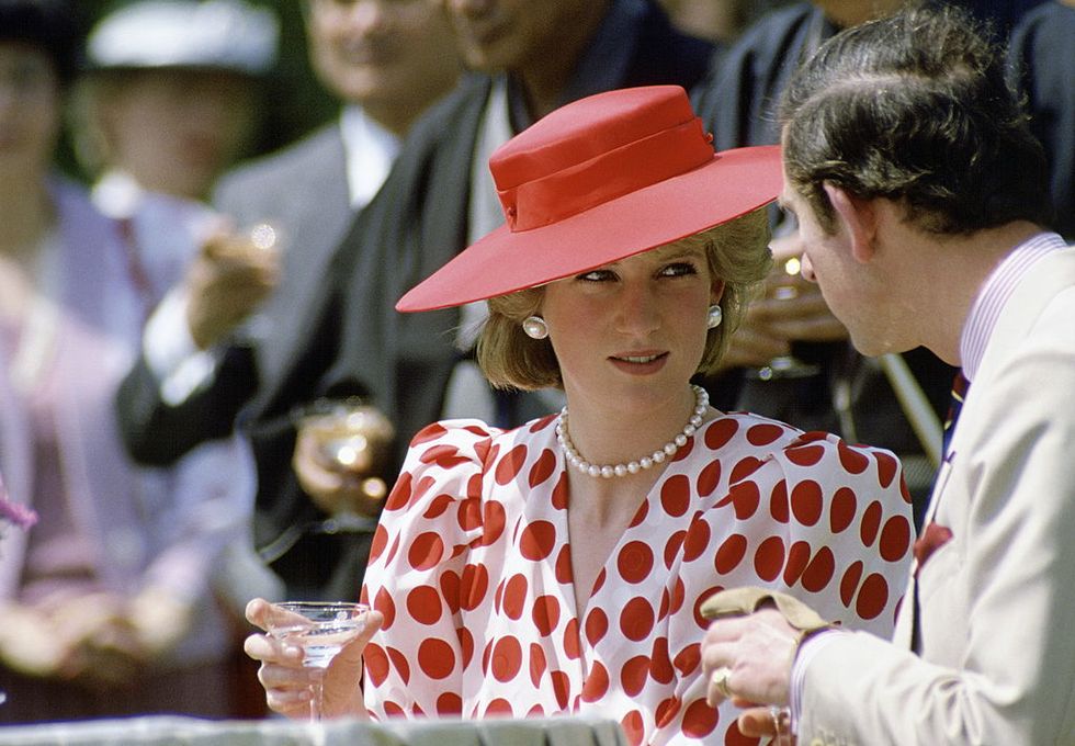 <p>英國夏天時的日照角度高，因此寬帽沿的帽子在此時不只是裝飾，更有遮陽的作用。黛妃身穿白底紅圓點上衣，搭配紅色寬沿帽與白色珍珠項鍊，玩轉顏色變化。</p>