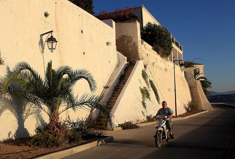 Wall, Bicycle, Architecture, Tree, Vehicle, Sky, Mode of transport, Facade, Tourism, Mountain bike, 