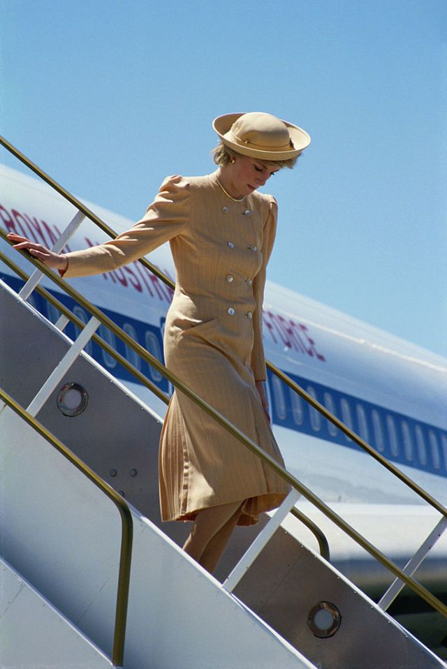 <p>黛安娜王妃一襲駝色套裝與圓頂硬禮帽氣質端莊，到國外出訪時選擇沉穩的色調參與重要場合不易造成文化上的冒犯。</p>