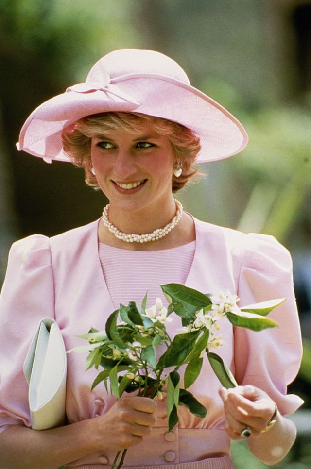 <p>成套的粉色洋裝與粉色中帽沿寬沿帽脫俗可人，輔以珍珠頸鍊中和太過可愛的氣息。</p>