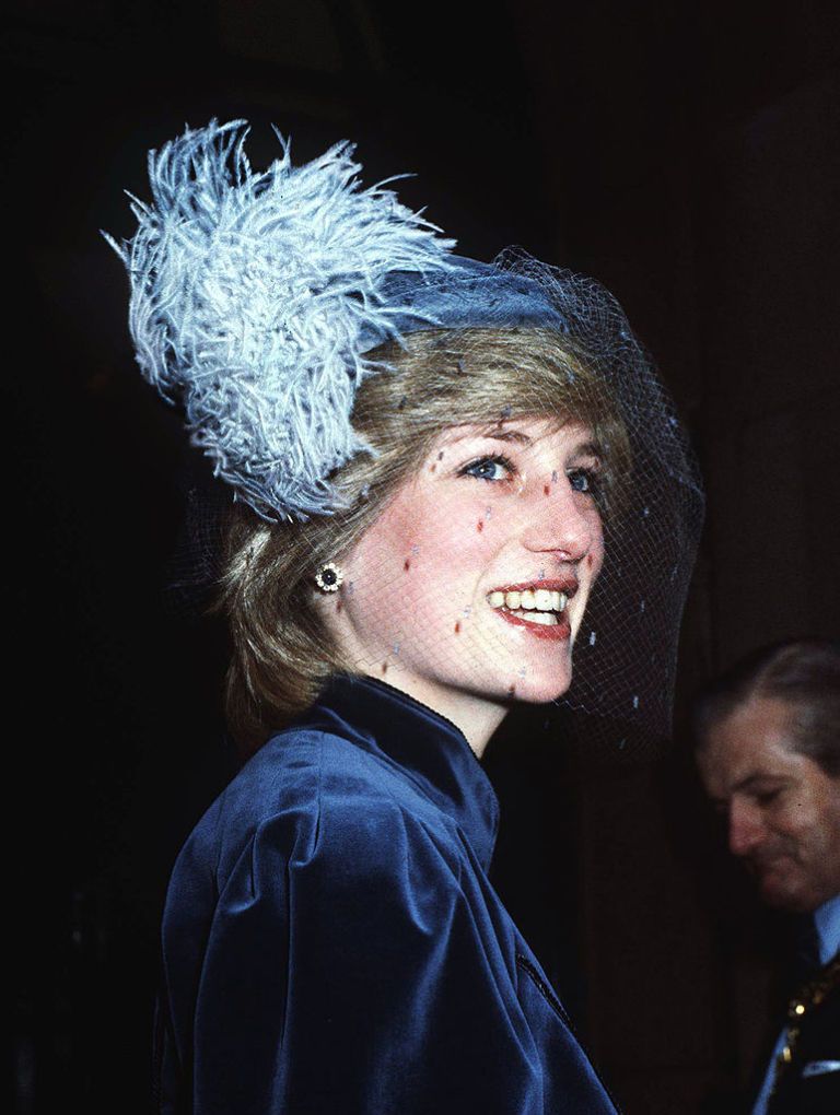 <p>帽子除了講究色彩，選擇同一布料的材質更能呼應穿搭，黛安娜王妃這身搭配的深藍色天鵝絨布材質亮眼又經典。</p>