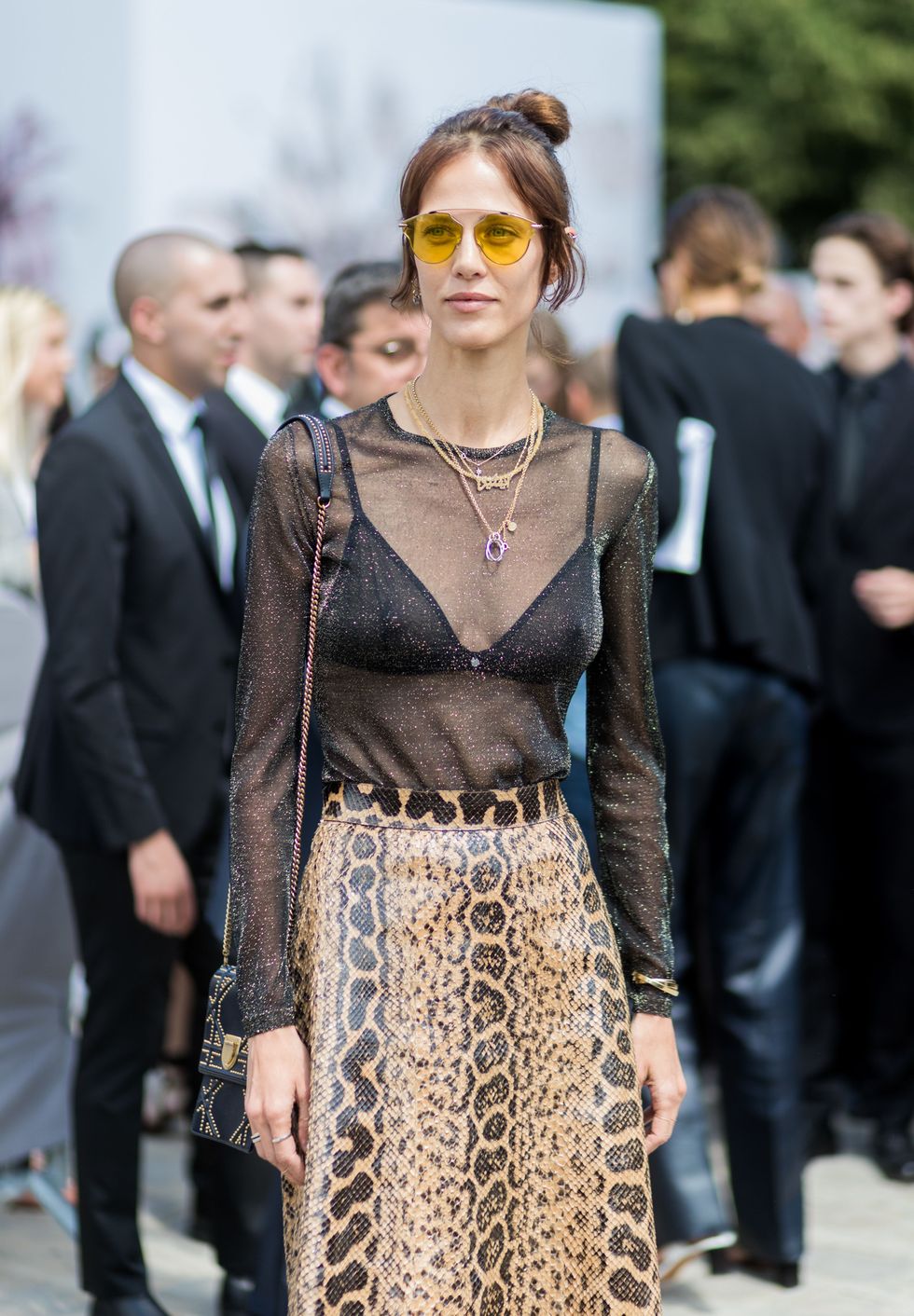 <p>以三角Bikini和金蔥透視上衣，衝擊混搭動物紋皮裙，掛上Dior 黃色墨鏡，個性名模Aymeline Valade大展獨特的復古造型。  <span class="redactor-invisible-space"></span></p>