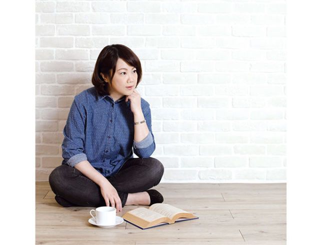 Sitting, Beauty, Leg, Skin, Snapshot, Jeans, Footwear, Neck, Shoulder, Joint, 