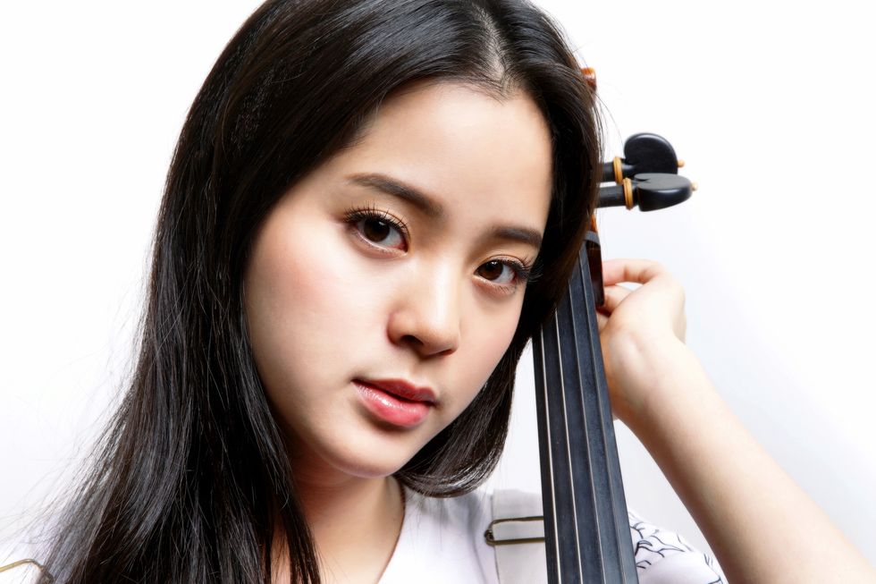 Hair, Hairstyle, Bowed string instrument, Beauty, Violin family, Violin, Eyebrow, Violinist, Black hair, String instrument, 