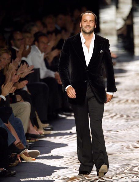 <p>1999年時，Gucci的市值已高達43億美金，而Gucci集團在此時做了一項重大決策－收購Yves Saint Laurent，並由當時仍在任於Gucci的Tom Ford擔任首席設計師。Gucci與Yves Saint Laurent的男女裝系列相加起來是一年總共有16個系列，這讓Tom Ford需要不斷在巴黎與米蘭之間奔波，活在一場秀接著一場的高壓生活，甚至精神緊繃到他經常惡夢連連，最終他選擇在2004年同時離開兩個品牌，並於次年創立同名品牌Tom Ford。</p>