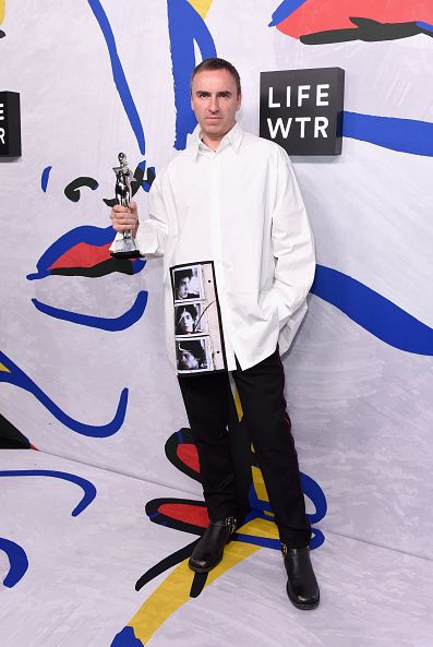 <p>2017年，現任Calvin Klein創意總監的Raf Simons，亦是CFDA男、女裝設計師大獎的雙料冠軍，是歷史上第二個一次抱走兩個男女裝兩大獎的設計師，而第一位則是1993年的Calvin Klein本人，時隔24年，兩人的得獎頗有傳承意味，而Raf單單以一季作品就拿下此獎，也說明了CFDA對於他為品牌帶來的清新革命給予肯定與重視，Raf<span class="redactor-invisible-space" data-verified="redactor" data-redactor-tag="span" data-redactor-class="redactor-invisible-space">是否能將Calvin Klein推向另一個高峰，亦是眾所期待的一件大事。</span></p>