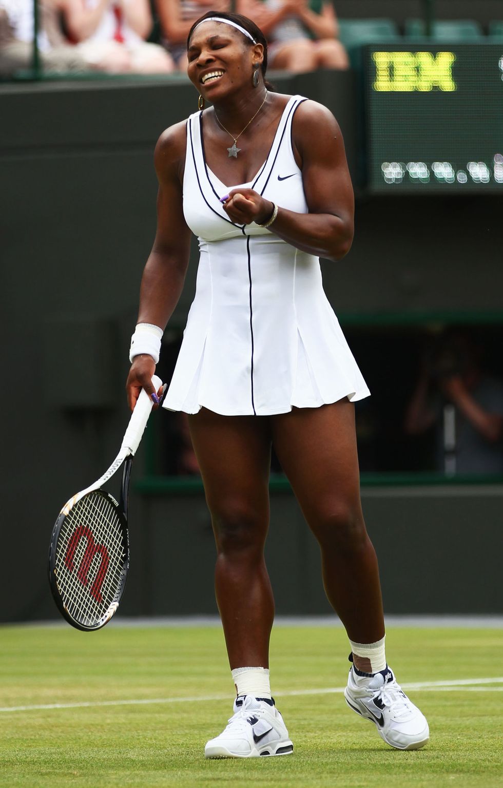 <p>現代的網球裙裝在剪裁上做了更俐落的修飾，美國頂尖網球選手Serena Williams除了精湛球技，每每出賽時的裝束也成了場上話題；全白的連身裙以黑色線條勾勒，黑白搭配時髦之餘更顯簡斂、專業。<span class="redactor-invisible-space" data-verified="redactor" data-redactor-tag="span" data-redactor-class="redactor-invisible-space"></span></p>