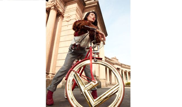 Bicycle, Bicycle wheel, Vehicle, Cycling, Bicycle tire, Bicycle part, Hybrid bicycle, Bicycle accessory, Wheel, Recreation, 