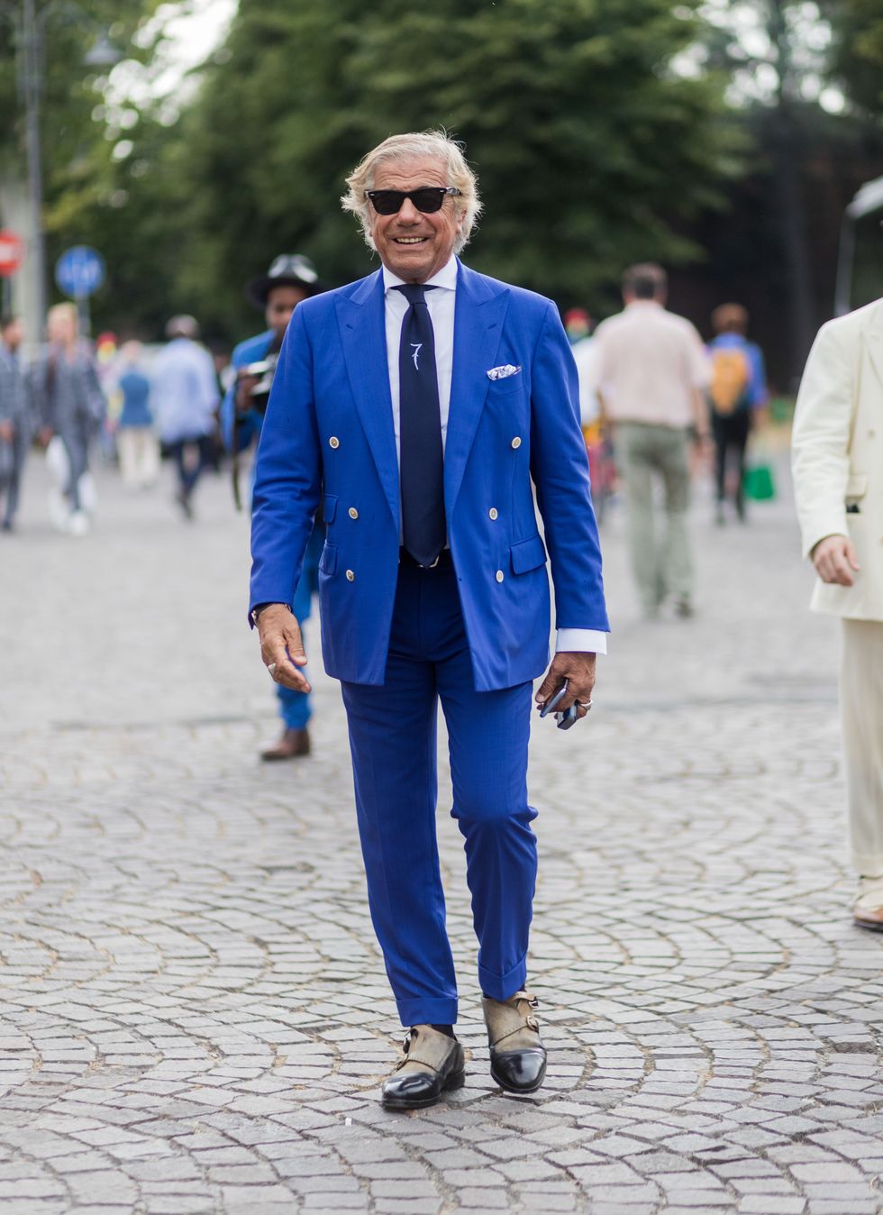 <p><span>因被街拍攝影師Scott Schuman捕捉穿搭而為眾人所知的Lino leluzzi，是義大利男裝選貨店Al Bazar的主理人，一身經典的雙排扣套裝，與繡上數字「7」的手工領帶則是他的風格標誌。</span></p><p>          </p>  <p>亮眼的湛藍色套裝，以象牙白的雙排扣設計帶出活潑視覺，搭配上同為藍色系的襯衫與領帶，還有一雙對比刷色皮鞋，完美詮釋義式風格。</p>