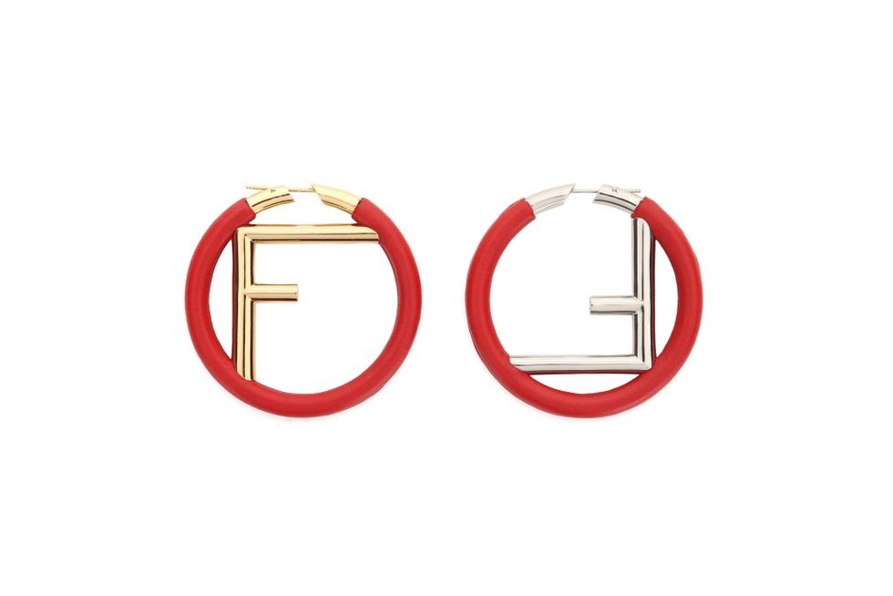 F is Fendi logo耳環。