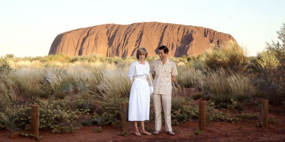 <p>查爾斯王子與黛安娜王妃1983年出訪澳洲時，攝於當地著名景點艾爾斯岩（Ayers Rock）。</p>