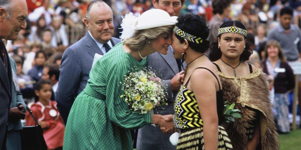 <p>黛安娜王妃與紐西蘭當地原住民毛利人行見面社交禮，於紐西蘭奧克蘭的伊甸公園體育場（ Eden Park Stadium）。</p>