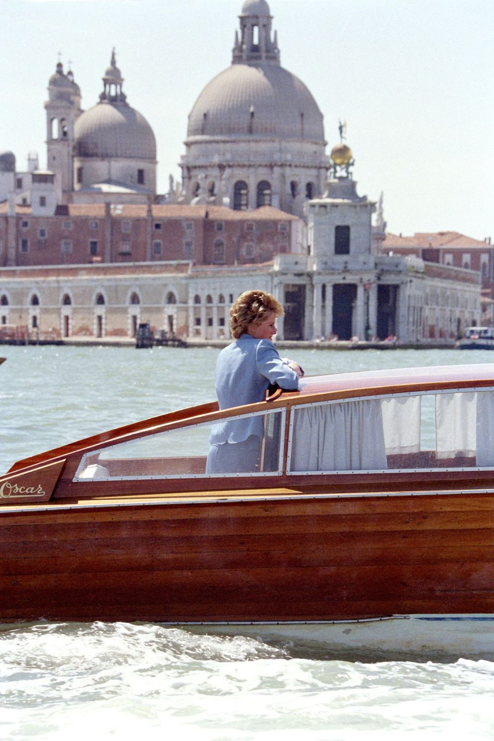 <p>黛安娜王妃1995年攝於義大利威尼斯的遊艇上。</p>