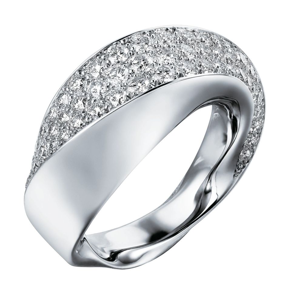 <p>流線鑽飾戒指，Cartier<span class="redactor-invisible-space">。</span></p>