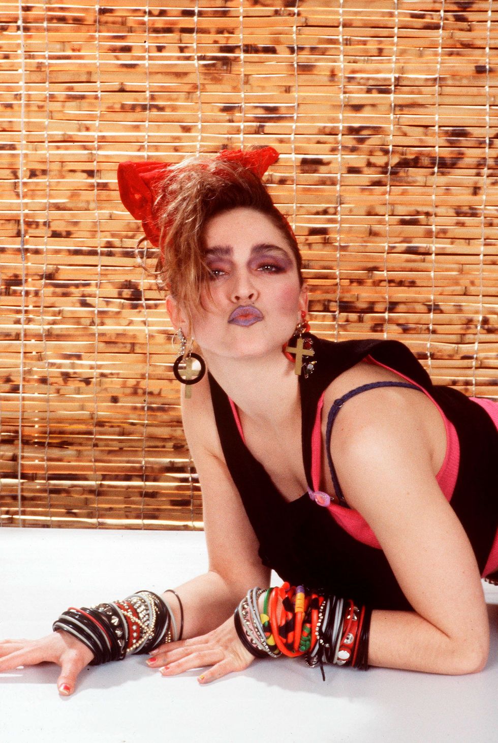 <p>Madonna 的淡紫色唇彩風靡了整個1983年。</p>