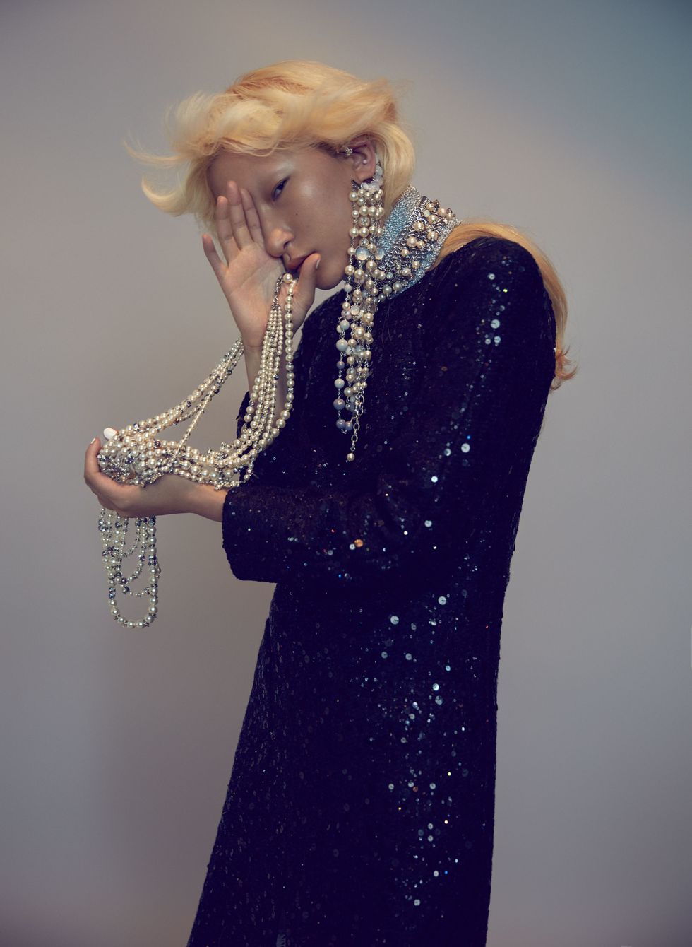 <p><span>銀色珍珠頭帶、多層次珍珠項鍊、月亮綴飾珍珠項鍊、黑色亮片洋裝，Chanel。</span><br></p>