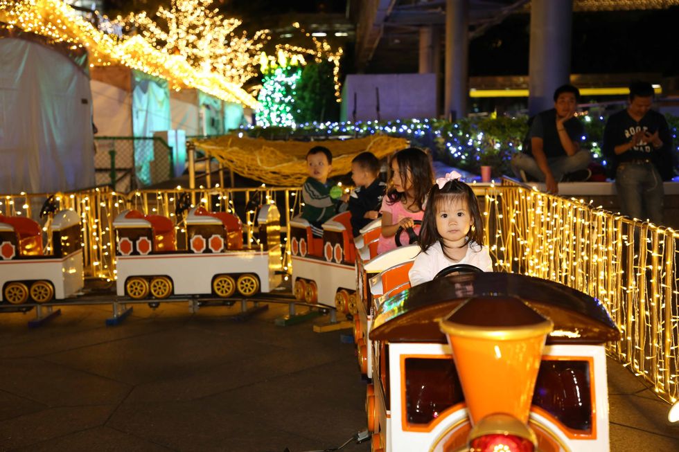 Amusement ride, Fun, Lighting, Amusement park, Recreation, Leisure, Event, Nonbuilding structure, Carousel, 