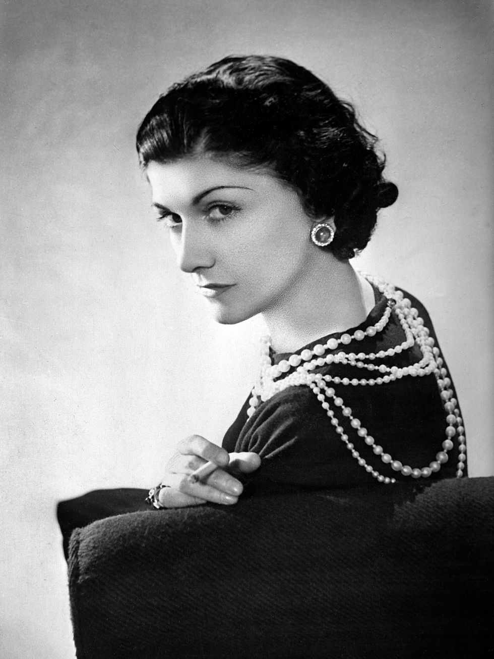 <p>Adornment, what a science! Beauty, what a weapon! Modesty, what elegance!－Coco Chanel</p><p><strong data-redactor-tag="strong" data-verified="redactor">延伸閱讀</strong>＞＞＞<a href="http://www.harpersbazaar.com.tw/fashion/news/g1576/things-you-need-to-know-about-chanel/" target="_blank" data-tracking-id="recirc-text-link">時裝界最深刻的革命傳奇，CHANEL的8個KEYWORDS</a><span class="redactor-invisible-space" data-verified="redactor" data-redactor-tag="span" data-redactor-class="redactor-invisible-space"><a href="http://www.harpersbazaar.com.tw/fashion/news/g1576/things-you-need-to-know-about-chanel/"></a></span><br></p>