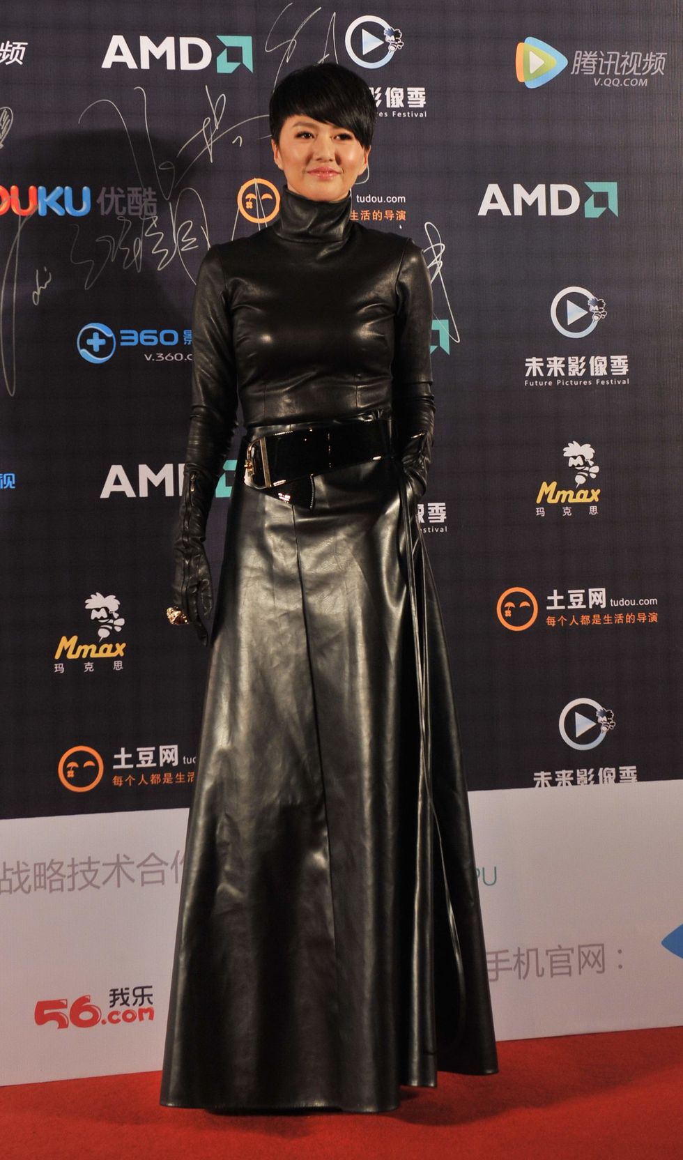 Red carpet, Carpet, Clothing, Flooring, Dress, Outerwear, Premiere, Event, Fictional character, Costume, 