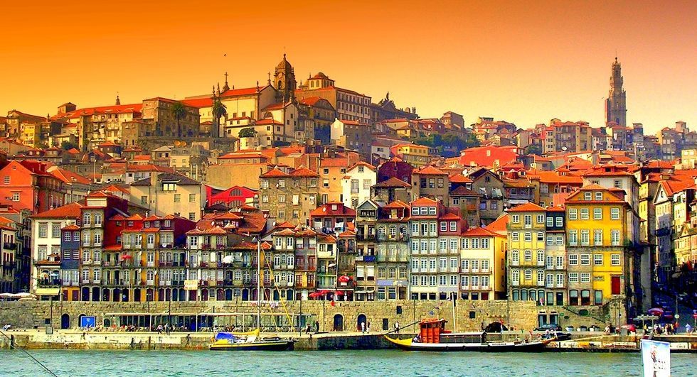 <p>如果說2017年是首都里斯本獨佔鰲頭，2018年則是葡萄牙第二大城波多Porto的天下。</p><p>WGSN公司的旅遊編輯Emily Cater向Bazaar UK解釋：「融合新舊氛圍、繽紛的廢棄建築、巴洛克式教堂、欣欣向榮的城市新建物，都是波多Porto的景觀特色。<span>美食亦</span><span>是造訪波多的重點，豐富的新鮮漁獲和起司，當然還有葡萄牙的代表性酒品——</span><span>波特紅酒</span><span>。」</span></p>
