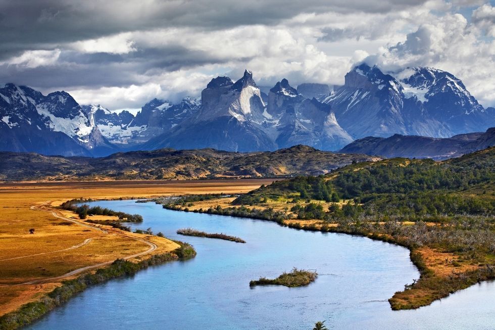 <p>這個南美洲國家在Lonely Planet 2018最佳旅行排行榜上榮登第一名，表示人們對智利的興趣已迎向高峰。</p><p>智利的風景如畫，像是位於百內國家公園（Torres del Paine National Park）的百內山（Paine Massif），頂端總是覆蓋著藹藹白雪。</p>