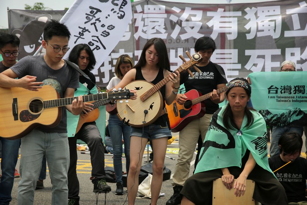 Guitar, String instrument, Plucked string instruments, Musician, Musical instrument, Guitarist, Youth, Street performance, String instrument, Music, 