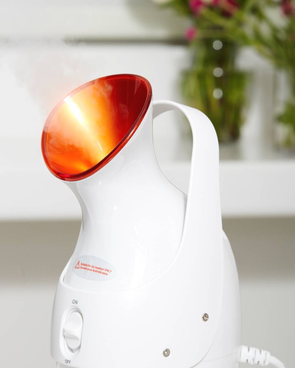 <p>暖呼呼的蒸臉機最適合冬天裡使用了！藉由熱氣不僅能夠暢通毛孔，還能補水、促循環，一舉數得呢！</p>