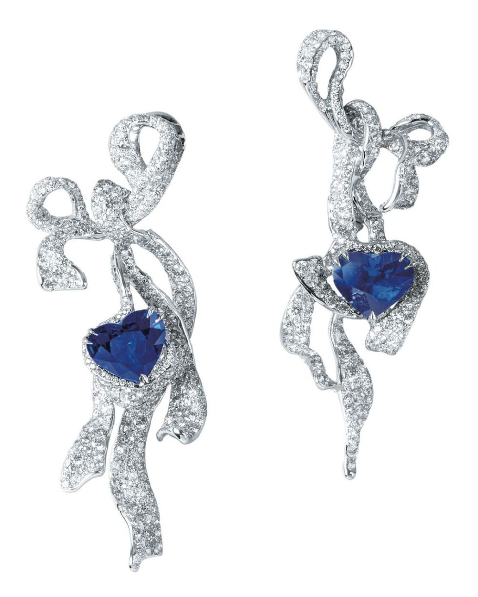 <p>心型皇家藍寶石緞帶耳環，Cindy Chao。</p>