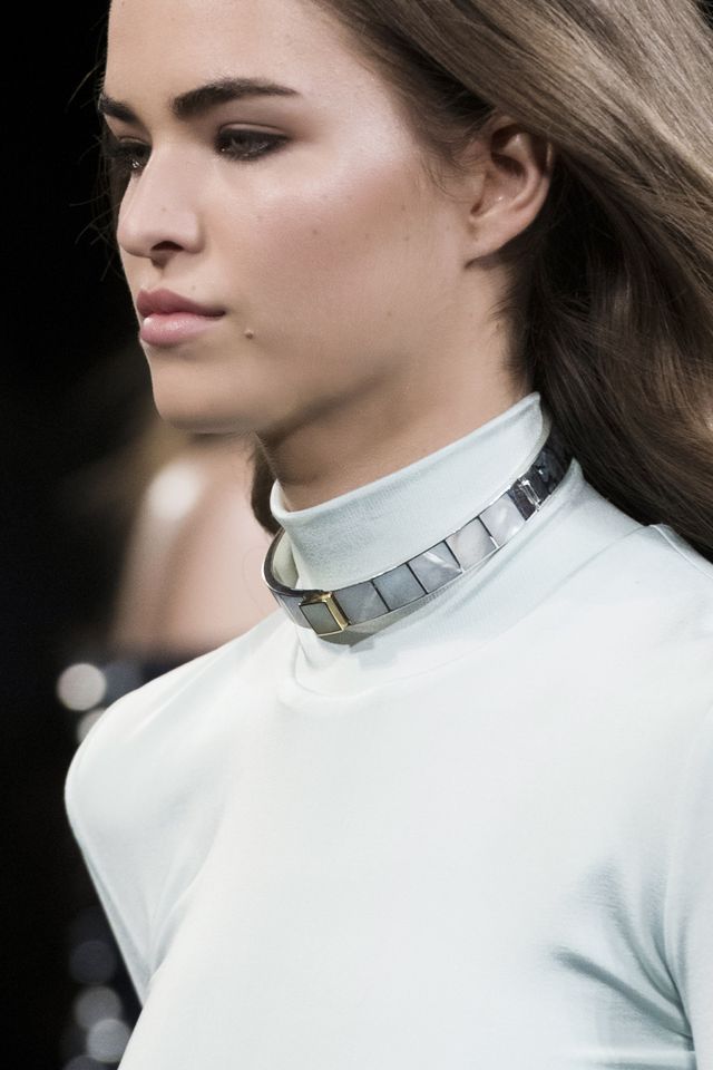 Hair, Neck, Chin, Hairstyle, Fashion, Beauty, Necklace, Shoulder, Collar, Choker, 