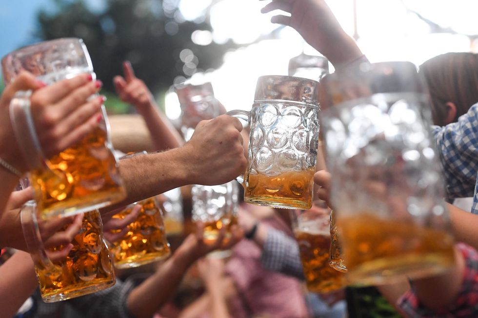 Drink, Alcohol, Beer, Alcoholic beverage, Distilled beverage, Bia hơi, Hand, Whisky, Beer glass, Lager, 