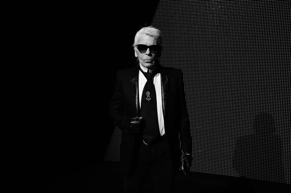 Black, Suit, Black-and-white, Monochrome, Photography, Monochrome photography, Eyewear, Formal wear, Performance, Darkness, 