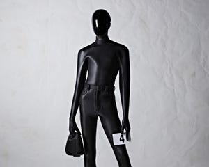 Balenciaga lo vuelve a hacer: la bolsa de basura que vende por