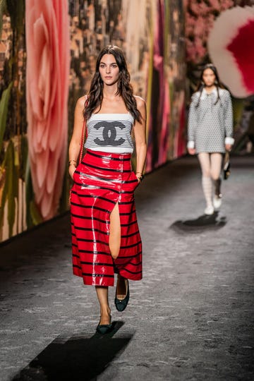 Un ospite in totale bianco indossa un cappotto di pelliccia bianca per le  strade di Parigi dopo lo spettacolo Dior durante la settimana della moda di  Parigi Womenswear Autunno/Inverno 2018/2019 il 27