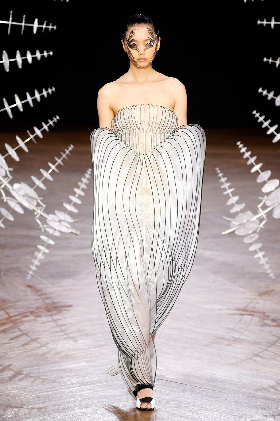 IRIS VAN HERPEN Otoño Invierno 2019-2020