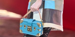 Así se lleva el nuevo bolso de Louis Vuitton que triunfará este otoño