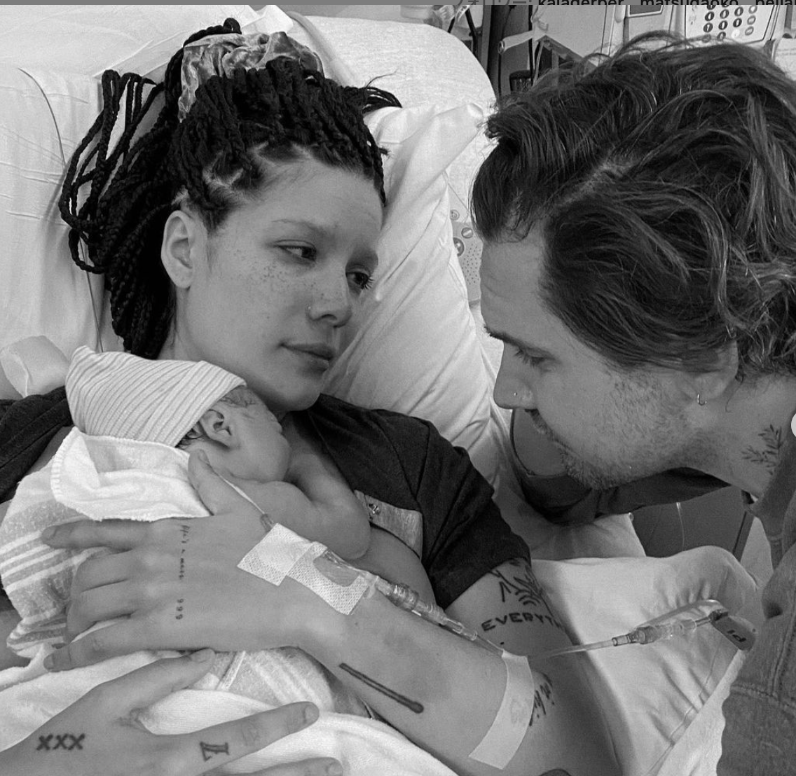 ホールジー 第1子出産 流産や子宮内膜症を乗り越えて念願のママに カルチャー Elle エル デジタル