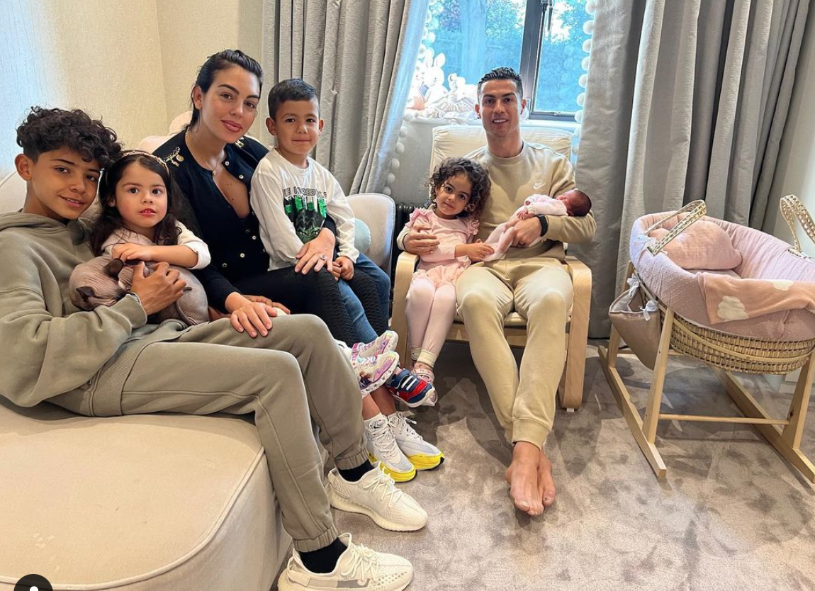 クリスティアーノ ロナウドとジョージナ ロドリゲス 家族写真を公開 新たに生まれた赤ちゃんを披露