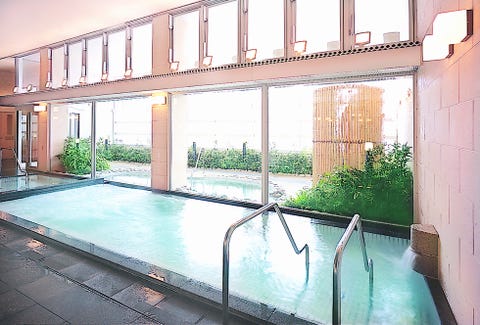 Property, Building, Swimming pool, House, Real estate, Room, Glass, Window, Architecture, Home,