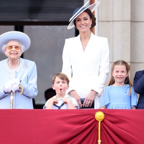凱特王妃攜strathberry仿鱷魚紋海軍藍手拿包  出席英國女王伊麗莎白二世歡慶登基70週年「白金禧」首天慶典活動