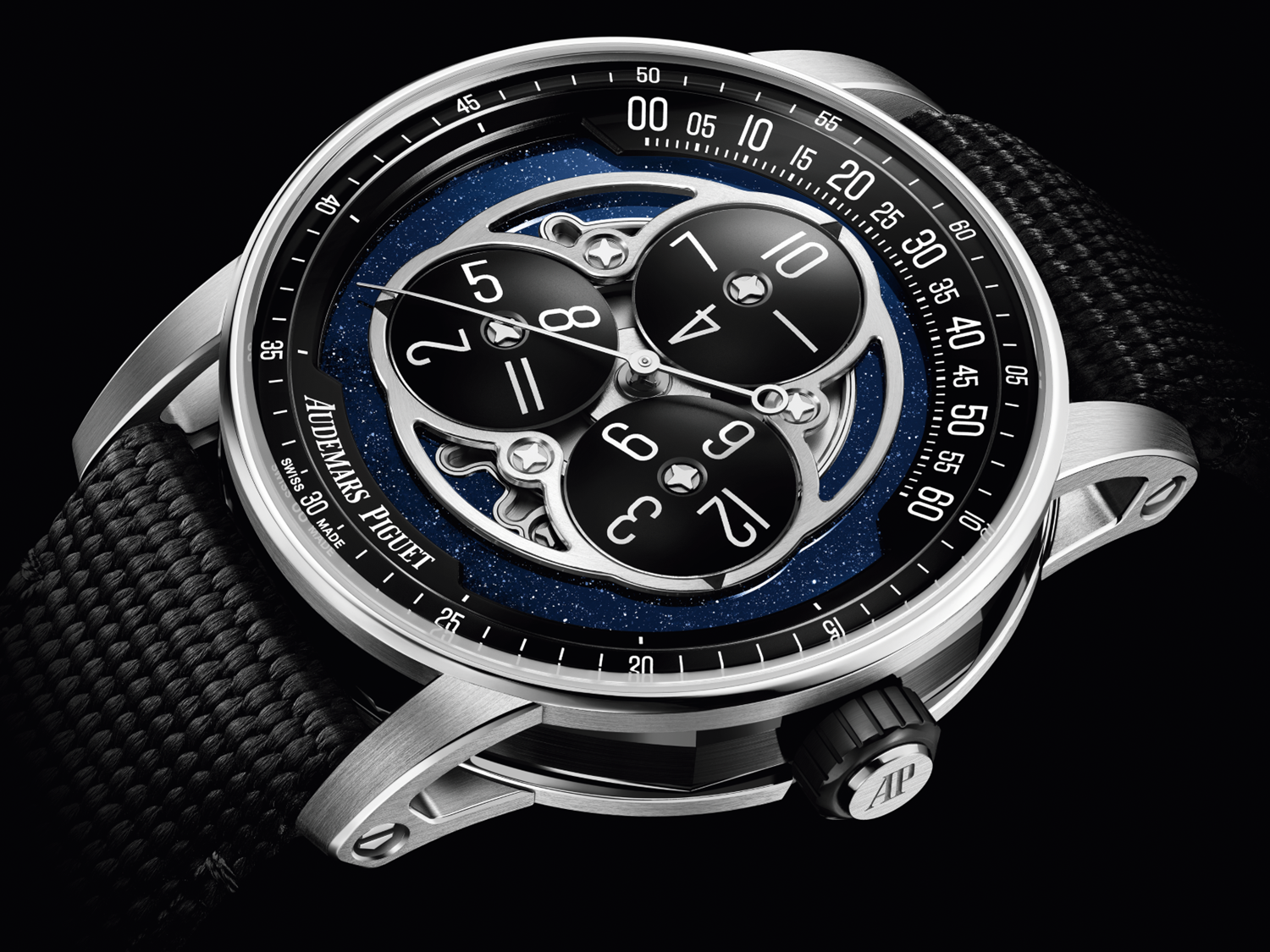 愛彼AP CODE 11.59系列星輪腕錶的錶殼由18K白金和黑色陶瓷交錯，錶盤為藍色砂金石，異材質堆疊展現愛彼AP的大膽創新